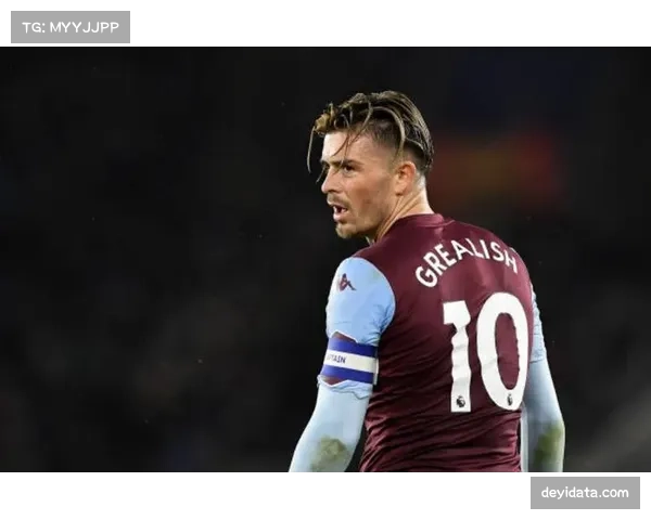 镜头捕捉：维拉公园球场，看台上一位小球迷为杰克-格雷利什的回归送上传奇之歌